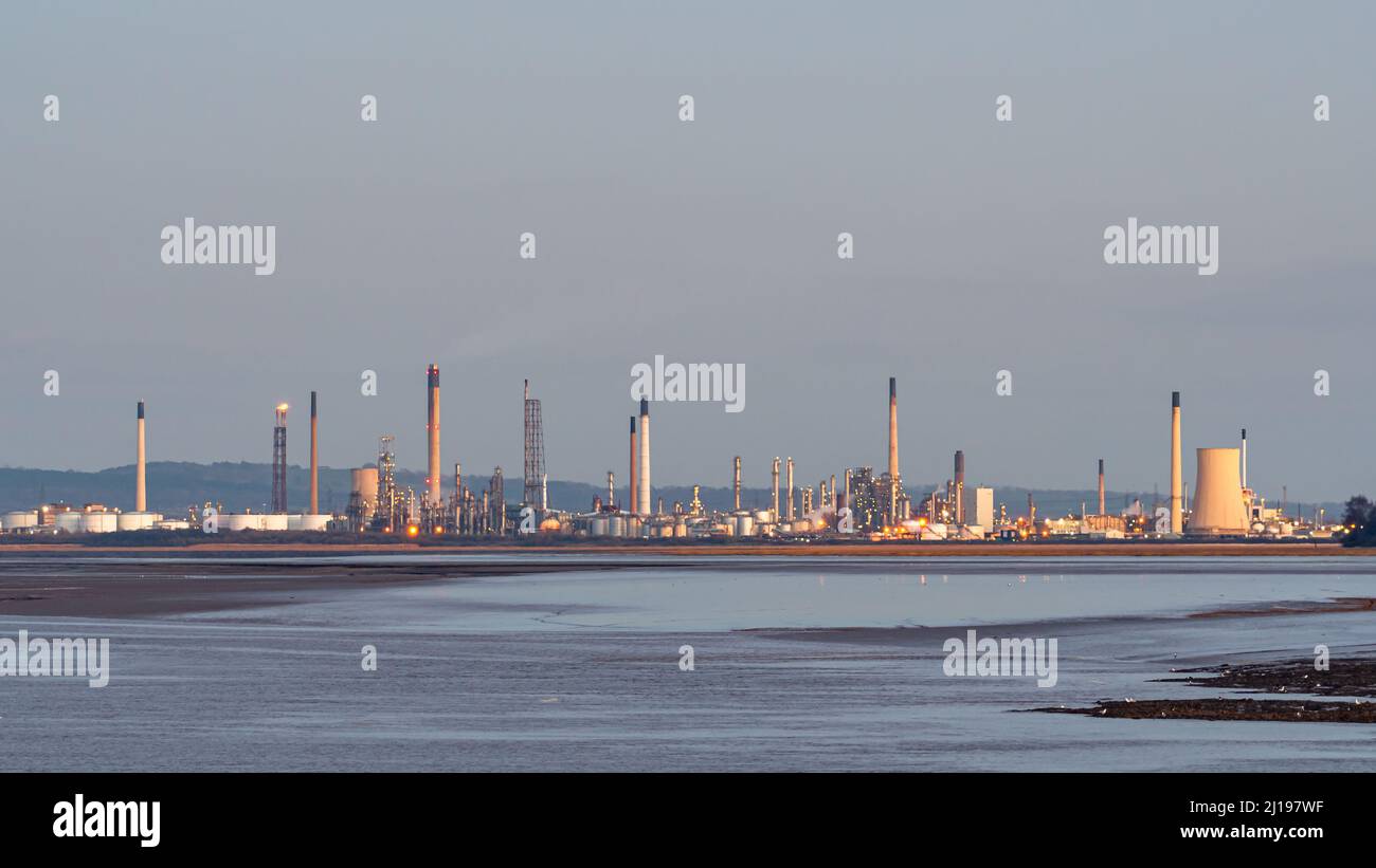 Raffineria di Stanlow, Ellesmere Port, Cheshire, Inghilterra, Regno Unito. Di proprietà di Essar Energy, Stanlow è una grande raffineria sul canale della nave di Manchester Foto Stock