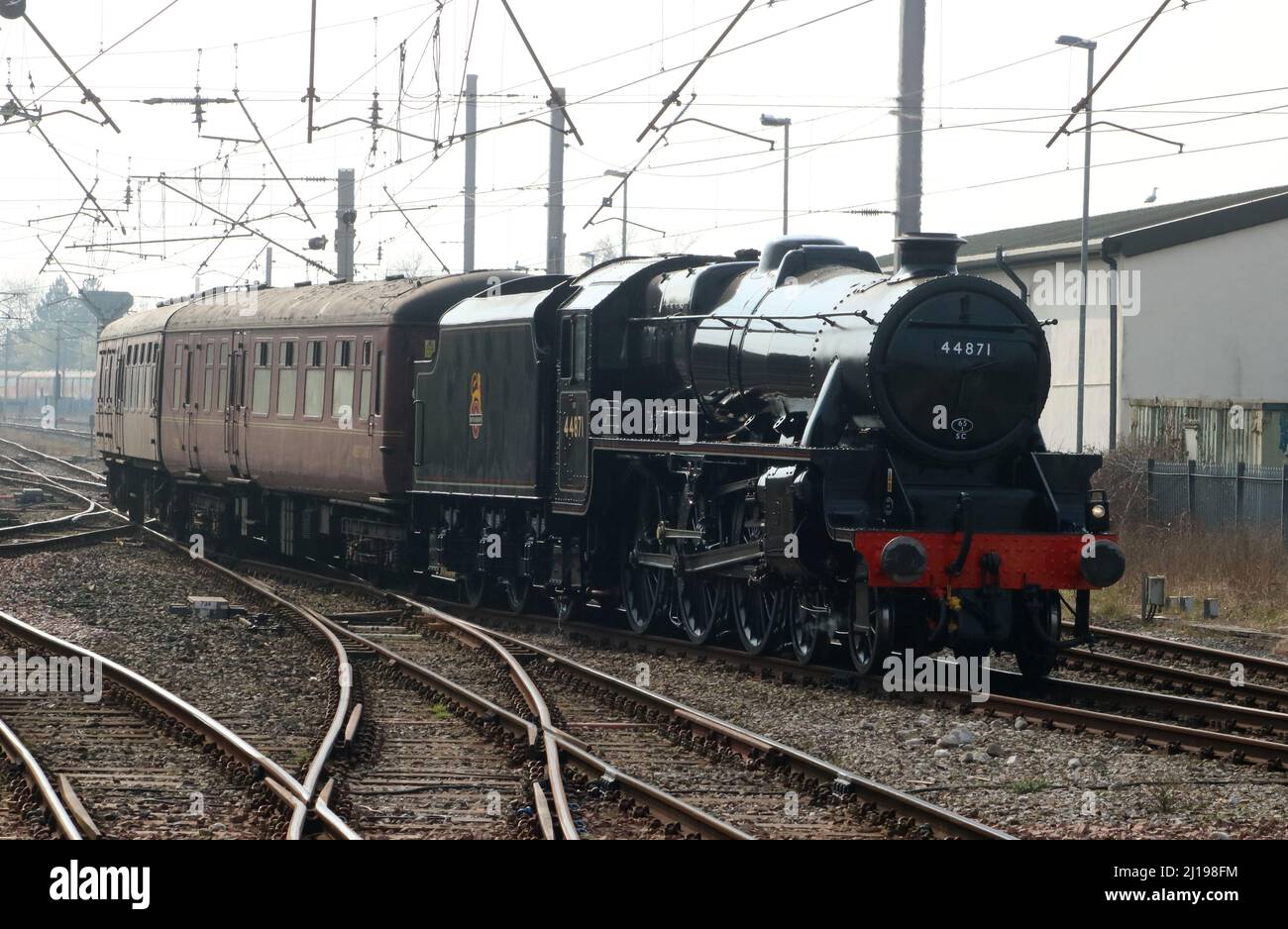 Treno a vapore Stanier Black Five, 44871, che lascia la linea ferroviaria della West Coast Main Line fino a Carnforth il 23rd marzo 2022. Foto Stock