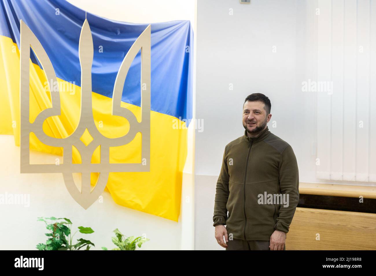 Kiev, Ucraina. 19 marzo 2022. Il presidente ucraino Volodymyr Zelenskyy durante una cerimonia che presenta medaglie ai membri dell'unità speciale della polizia nazionale dell'Ucraina conosciuta come KORD, durante i loro sforzi contro l'invasione russa, 19 marzo 2022 a Kiev, Ucraina. Credit: Ukraine Presidency/Ukraine Presidency/Alamy Live News Foto Stock