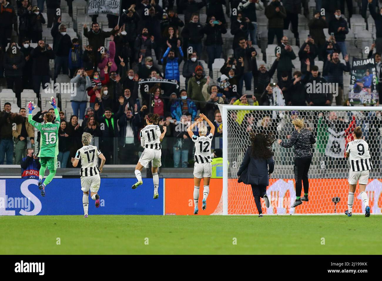 TORINO, ITALIA. 23 MARZO 2022. Juventus Women giocatori festeggiano la vittoria dopo la partita di quarti-finale, prima tappa, della UWCL tra Juventus Women e Olympique Lyonnais Feminin il 23 marzo 2022 presso lo Stadio Allianz di Torino. Credit: Massimiliano Ferraro/Medialys Images/Alamy Live News Foto Stock