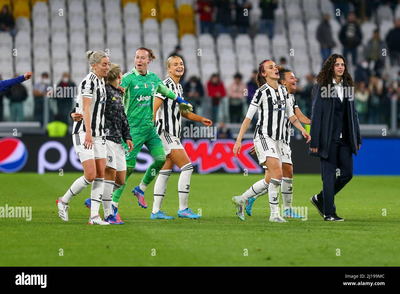 TORINO, ITALIA. 23 MARZO 2022. Juventus Women giocatori festeggiano la vittoria dopo la partita di quarti-finale, prima tappa, della UWCL tra Juventus Women e Olympique Lyonnais Feminin il 23 marzo 2022 presso lo Stadio Allianz di Torino. Credit: Massimiliano Ferraro/Medialys Images/Alamy Live News Foto Stock