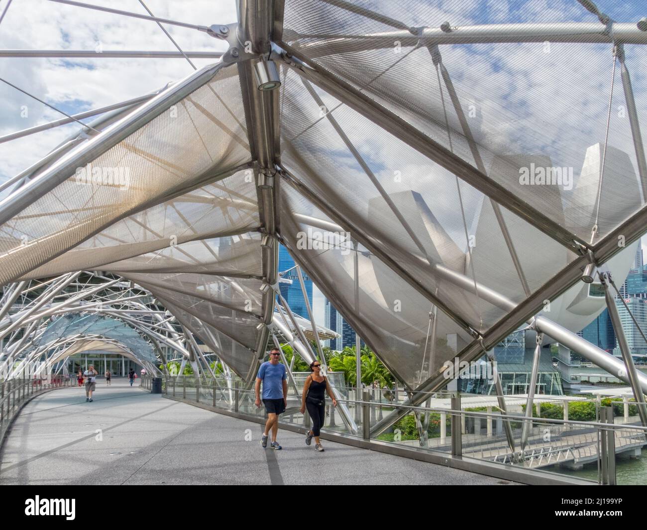Helix Bridge è un ponte pedonale che collega il Marina Center con Marina South nell'area di Marina Bay - Singapore Foto Stock