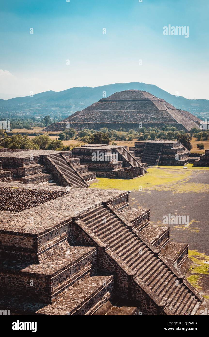 Bella vista sulla Piramide del Sole nel sito archeologico di Teotihuacan, un imperdibile punto di vista turistico in Messico Foto Stock