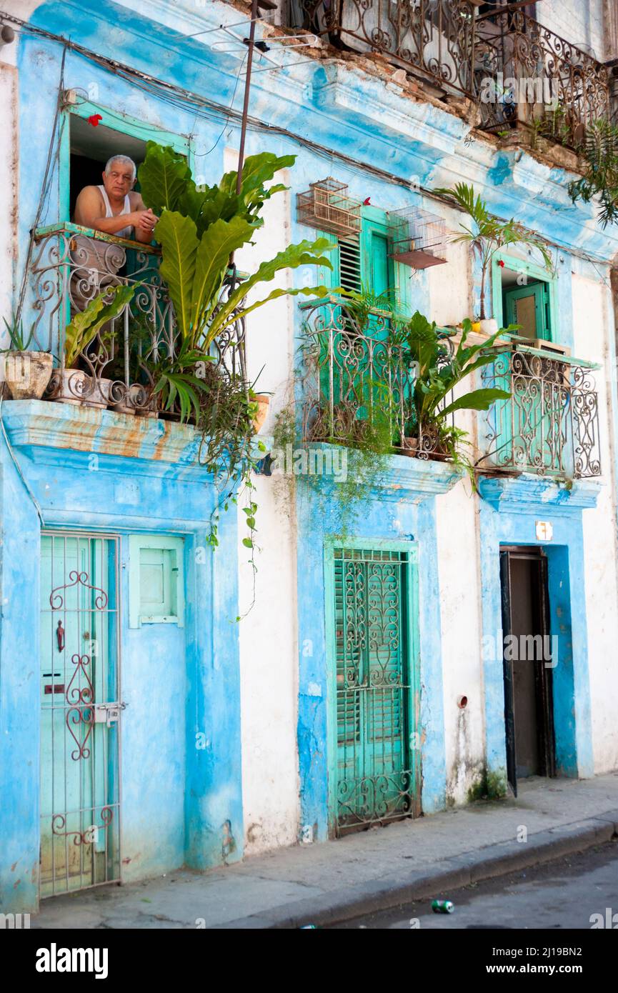 Uomo cubano in piedi sulla porta del portico a casa sua a l'Avana, Cuba. Foto Stock
