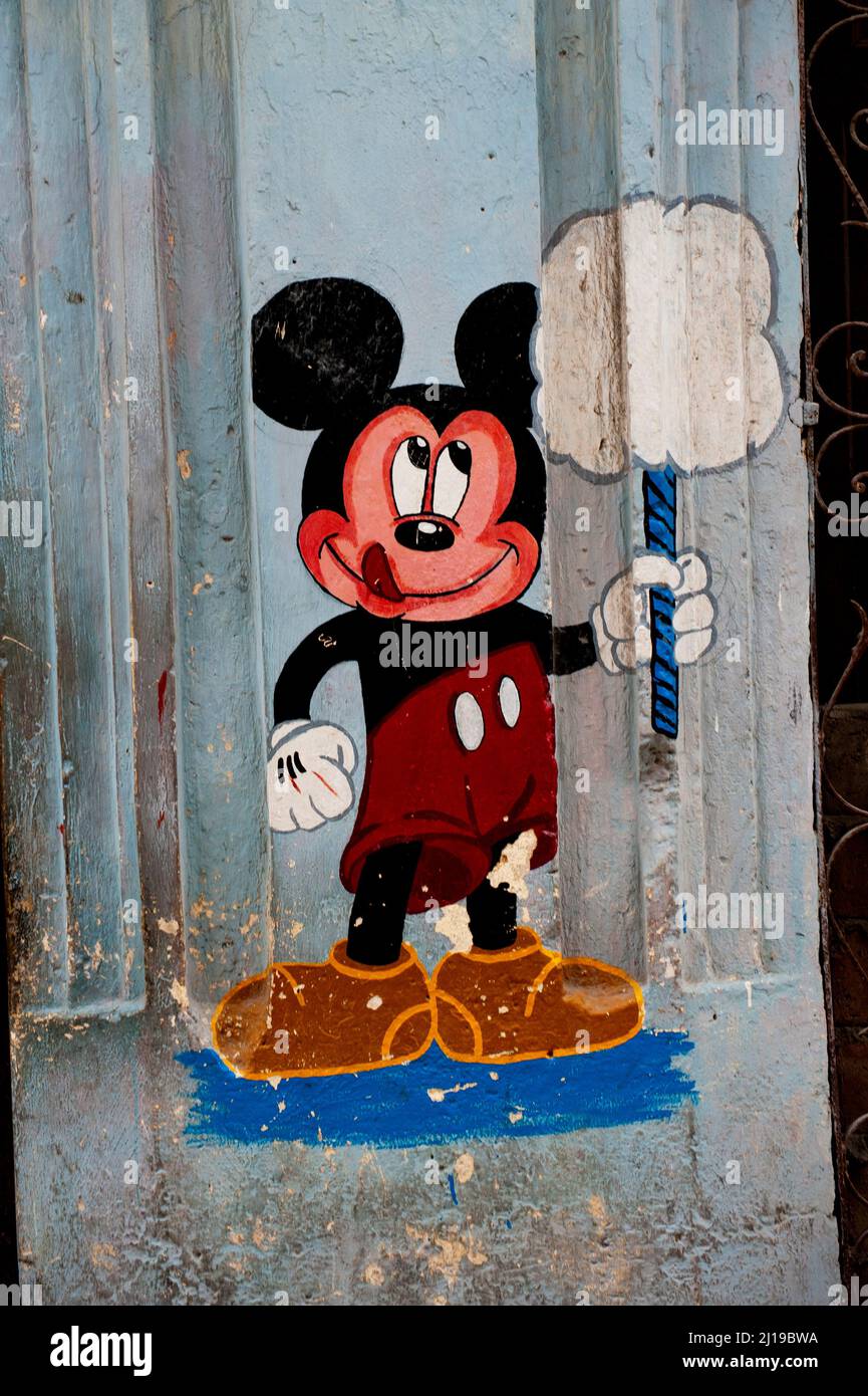 Disegno murale di Micky mouse sorridendo e tenendo caramelle di cotone su una strada a l'Avana, Cuba, Foto Stock