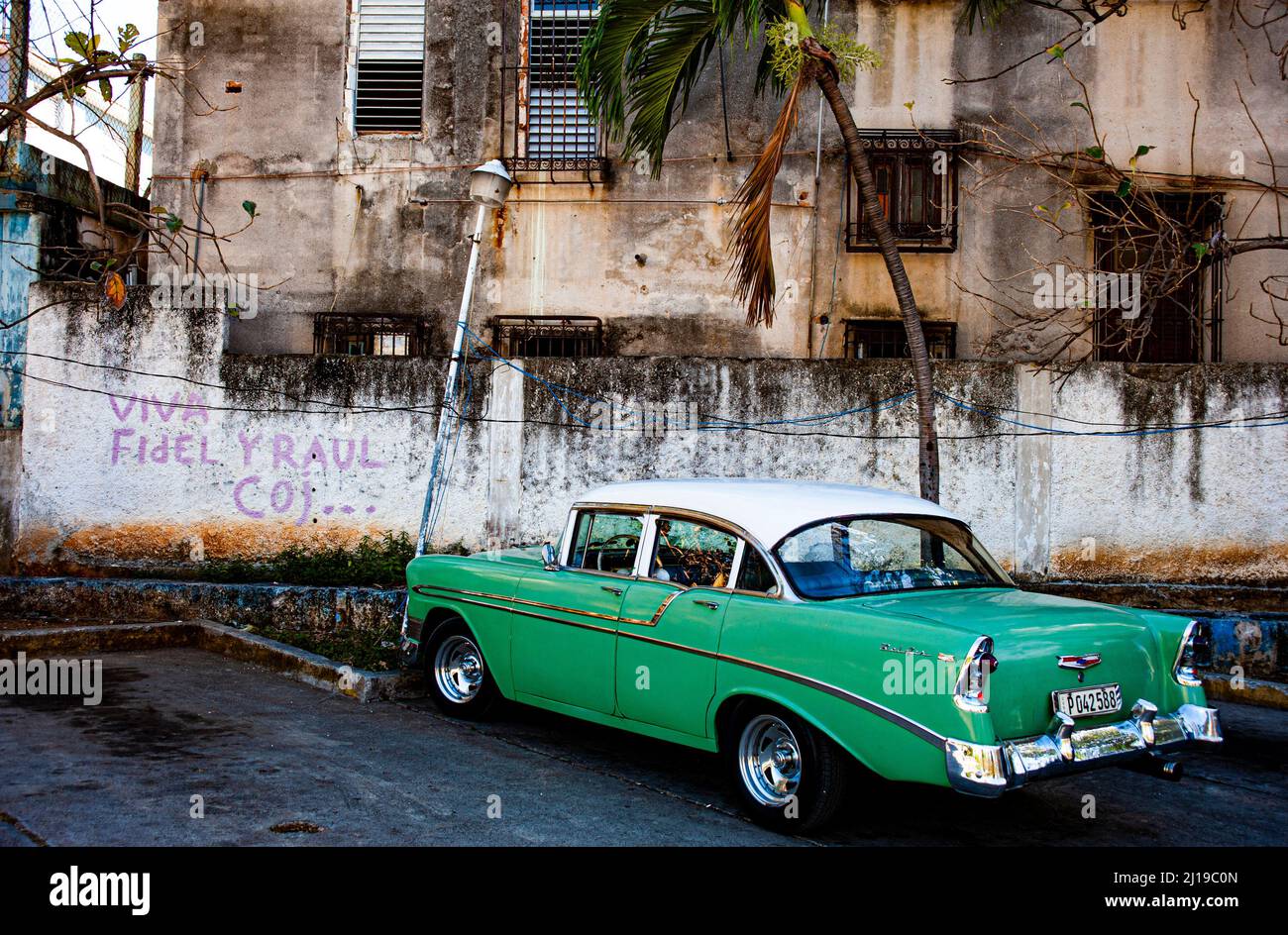 Bella auto americana vecchia verde in un vialetto a l'Avana, Cuba. Foto Stock