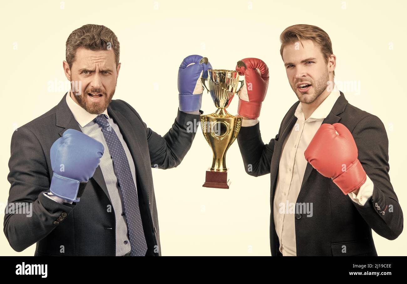 trofeo e prestigio. ottenuto il premio. affare vincente. uomini d'affari in guanti da boxe celebrare la vittoria. Foto Stock