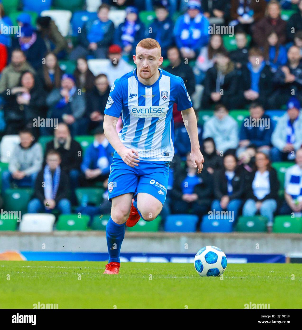 Windsor Park, Belfast, Irlanda del Nord, Regno Unito. 13 Mar 2022. Finale della BetMcLean League Cup – Cliftonville contro Coleraine. La partita di oggi tra Cliftonville (Red) e Coleraine è la prima finale di calcio nazionale mai importante da giocare una domenica in Irlanda del Nord. Rodney Brown Coleraine. Credit: CAZIMB/Alamy Live News. Foto Stock