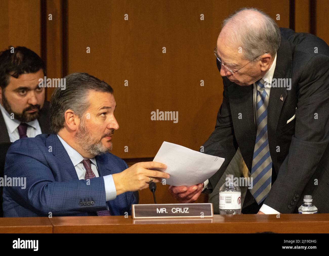 Washington, Stati Uniti d'America. 23rd Mar 2022. Il senatore degli Stati Uniti Ted Cruz (repubblicano del Texas) consegna una lettera che ha chiesto di essere iscritto nel record al senatore americano Chuck Grassley (repubblicano dell'Iowa), membro di classificazione, Commissione del Senato DEGLI STATI UNITI sul giudice come il giudice Ketanji Brown Jackson testimonia davanti al Comitato giudiziario del Senato degli Stati Uniti sulla sua nomina come Giustizia associata della Corte Suprema degli Stati Uniti per sostituire la Giustizia Stephen G. Breyer su Capitol Hill a Washington, DC mercoledì 23 marzo 2021.credito: Ron Sachs/CNP/Sipa USA Credit: Sipa USA/Alamy Live News Foto Stock