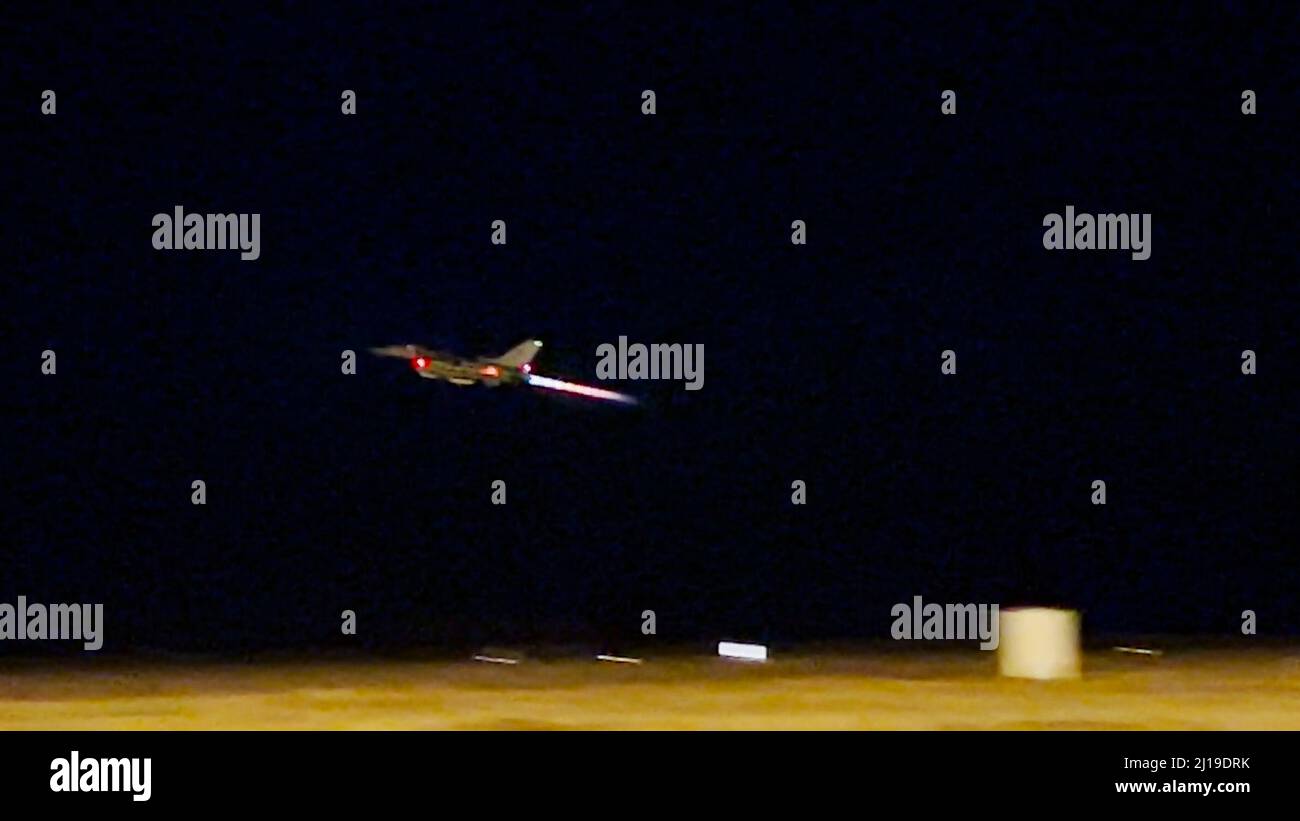 Una US Air Force F-16 Fighting Falcon assegnata al 480th Expeditionary Fighter Squadron presso la base aerea di Spangdahlem, Germania, decade dalla 86th AB, Romania, durante le operazioni notturne di routine marzo 21, 2022.l’EFS del 480th ha sostenuto le frontiere orientali degli NAT, conducendo insieme a controparti rumene dell’aviazione militare sorregge l’impegno della NATO a una continua evoluzione e a un miglioramento dell’interoperabilità. (STATI UNITI Air Force foto di Senior Airman Ali Stewart) Foto Stock