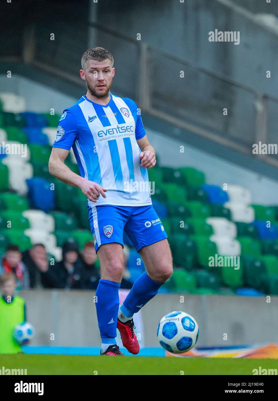 Windsor Park, Belfast, Irlanda del Nord, Regno Unito. 13 Mar 2022. Finale della BetMcLean League Cup – Cliftonville contro Coleraine. La partita di oggi tra Cliftonville (Red) e Coleraine è la prima finale di calcio nazionale mai importante da giocare una domenica in Irlanda del Nord. Stephen Lowry Coleraine. Credit: CAZIMB/Alamy Live News. Foto Stock