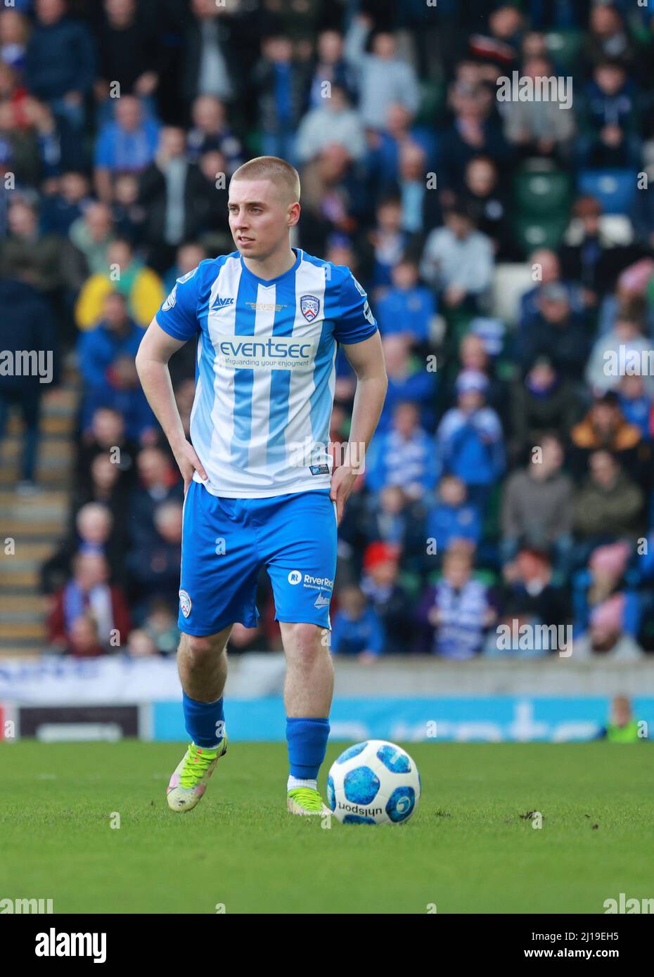 Windsor Park, Belfast, Irlanda del Nord, Regno Unito. 13 Mar 2022. Finale della BetMcLean League Cup – Cliftonville contro Coleraine. La partita di oggi tra Cliftonville (Red) e Coleraine è la prima finale di calcio nazionale mai importante da giocare una domenica in Irlanda del Nord. Conor McKendry Coleraine. Credit: CAZIMB/Alamy Live News. Foto Stock