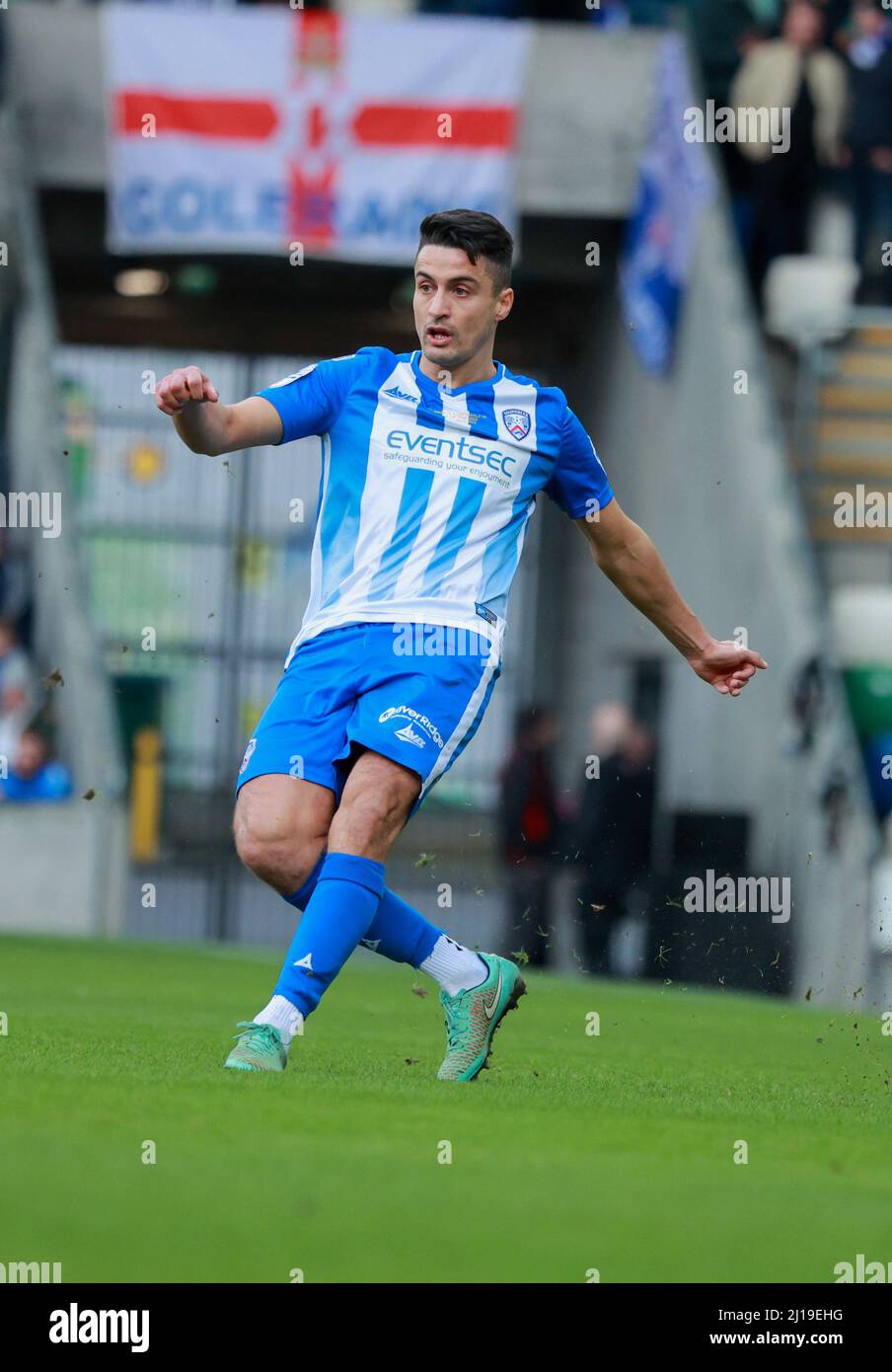 Windsor Park, Belfast, Irlanda del Nord, Regno Unito. 13 Mar 2022. Finale della BetMcLean League Cup – Cliftonville contro Coleraine. La partita di oggi tra Cliftonville (Red) e Coleraine è la prima finale di calcio nazionale mai importante da giocare una domenica in Irlanda del Nord. Aaron Traynor Coleraine. Credit: CAZIMB/Alamy Live News. Foto Stock