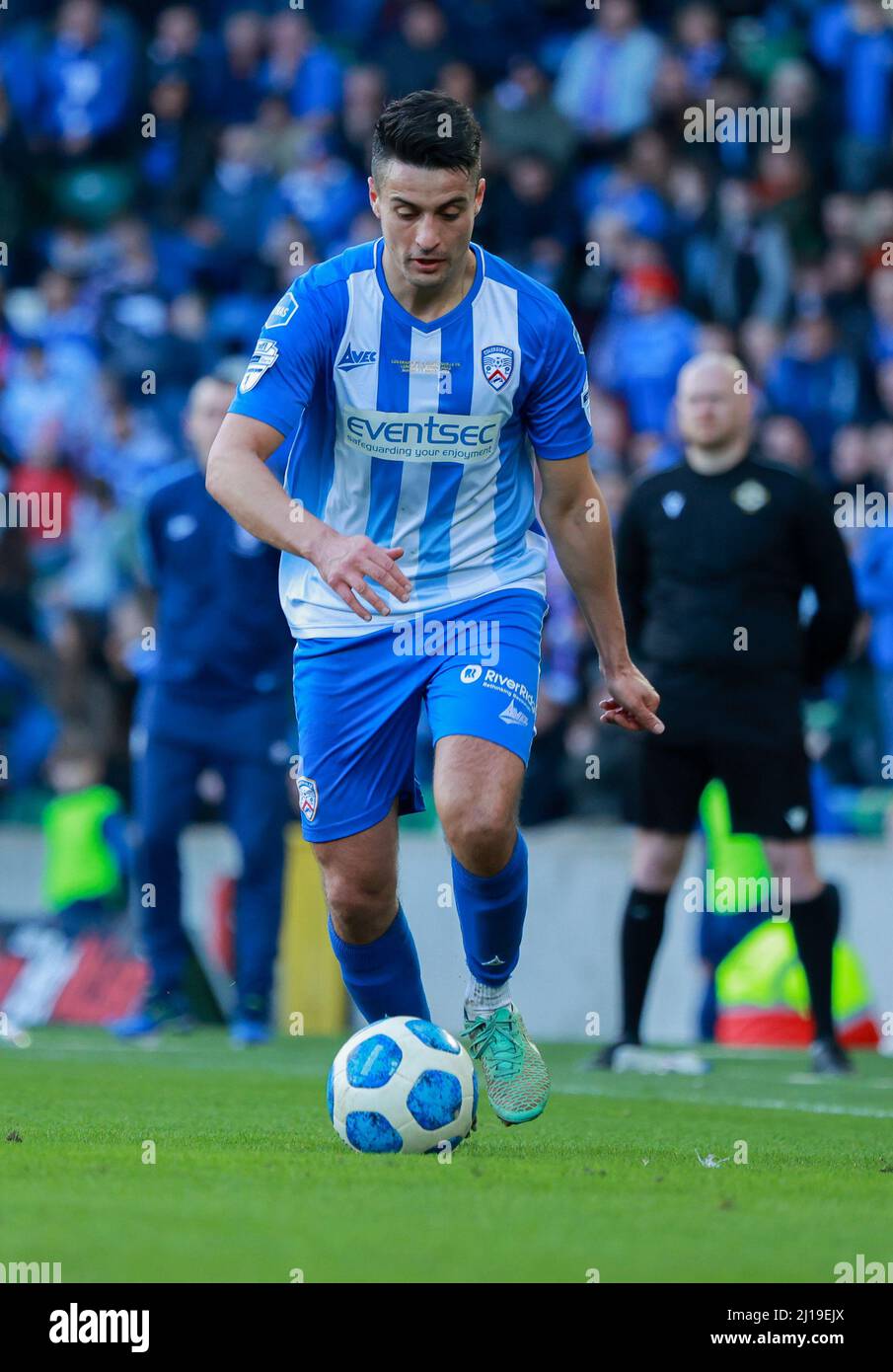 Windsor Park, Belfast, Irlanda del Nord, Regno Unito. 13 Mar 2022. Finale della BetMcLean League Cup – Cliftonville contro Coleraine. La partita di oggi tra Cliftonville (Red) e Coleraine è la prima finale di calcio nazionale mai importante da giocare una domenica in Irlanda del Nord. Aaron Traynor Coleraine. Credit: CAZIMB/Alamy Live News. Foto Stock
