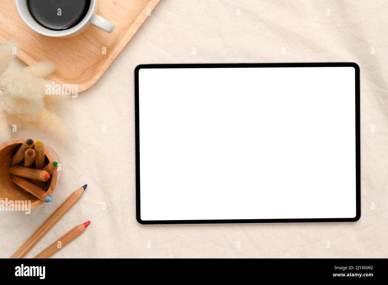 Overhead shot, semplice sfondo bianco dell'area di lavoro con schermo bianco, cancelleria e oggetti sul touchpad del tablet. Foto Stock