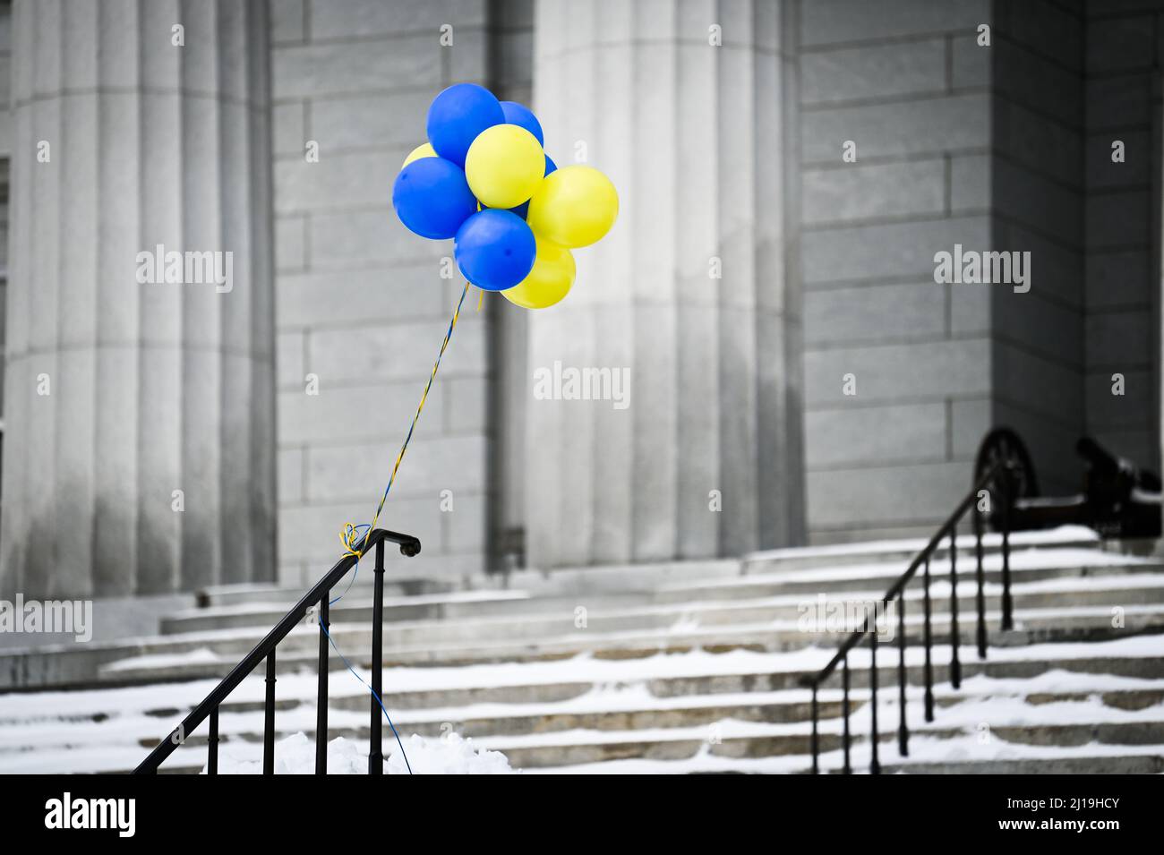Palloncini in colori ucraini alla dimostrazione Pro-Ucraina alla Camera di Stato del Vermont, Montpelier, VT, Stati Uniti. Foto Stock