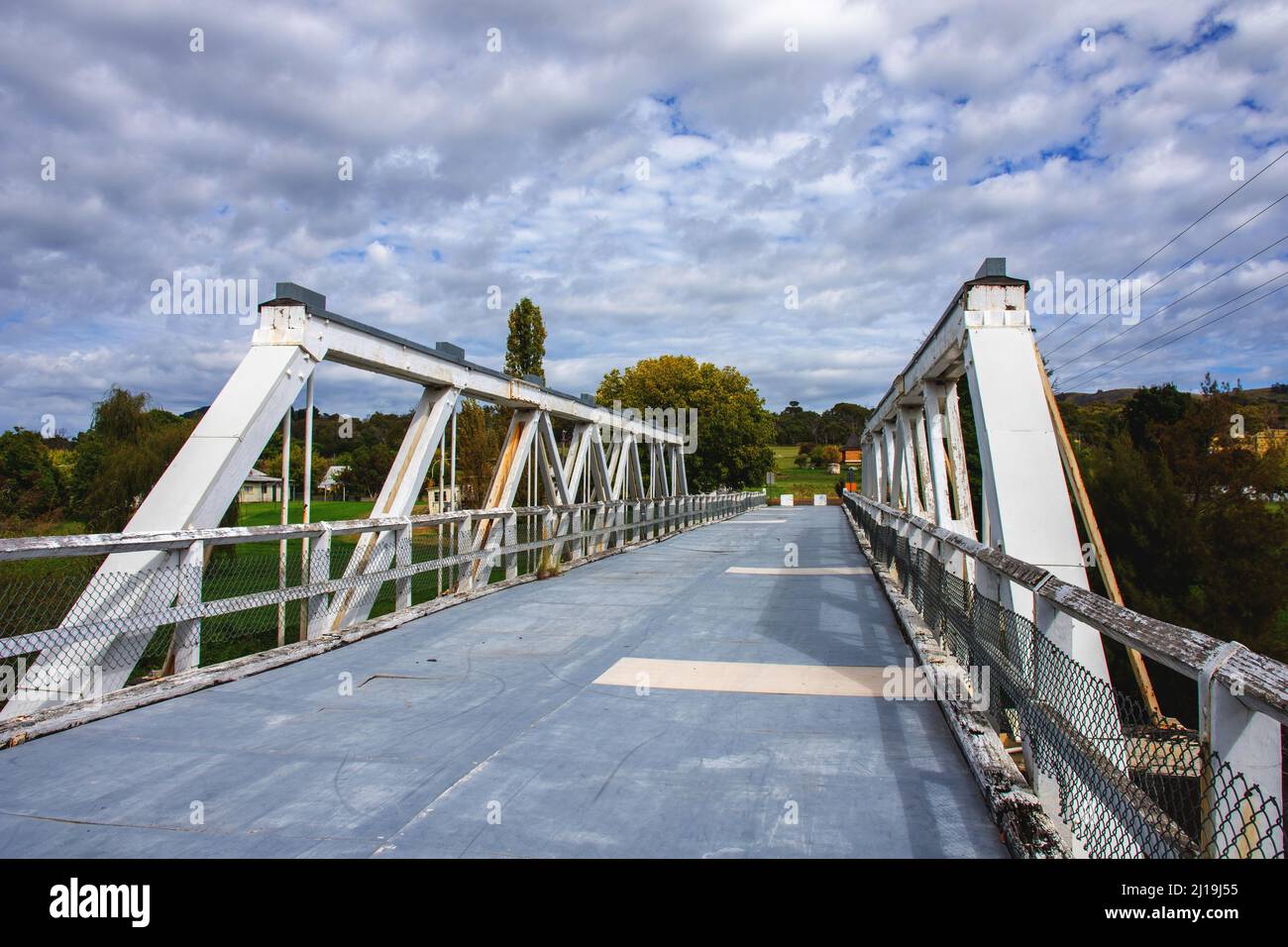 Un ponte a traliccio di legno inutilizzato a Bendemeer, NSW Australia. Foto Stock