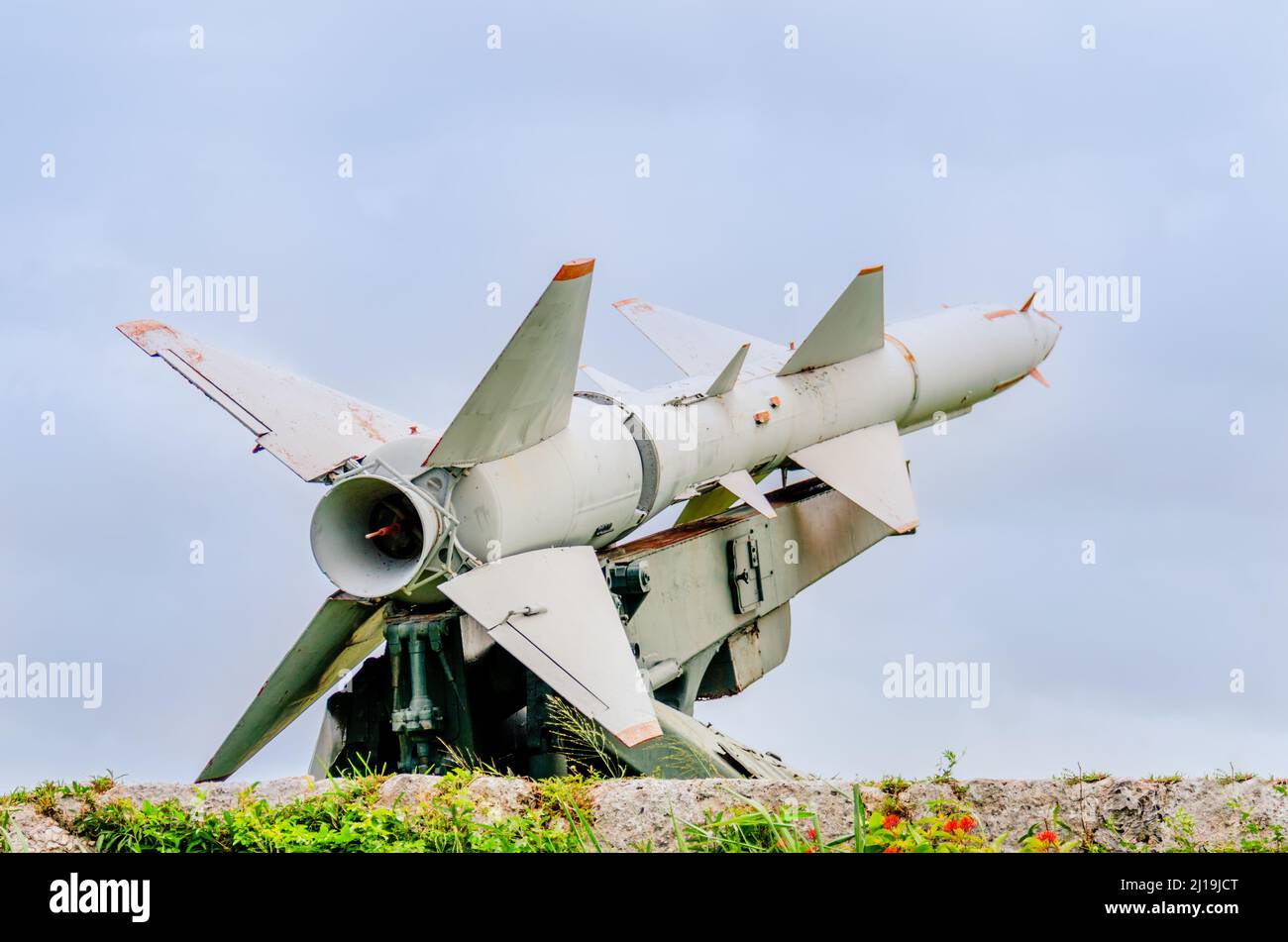 Il missile di combattimento a medio raggio con base terrestre russo ha puntato verso il cielo blu in una luminosa giornata estiva Foto Stock
