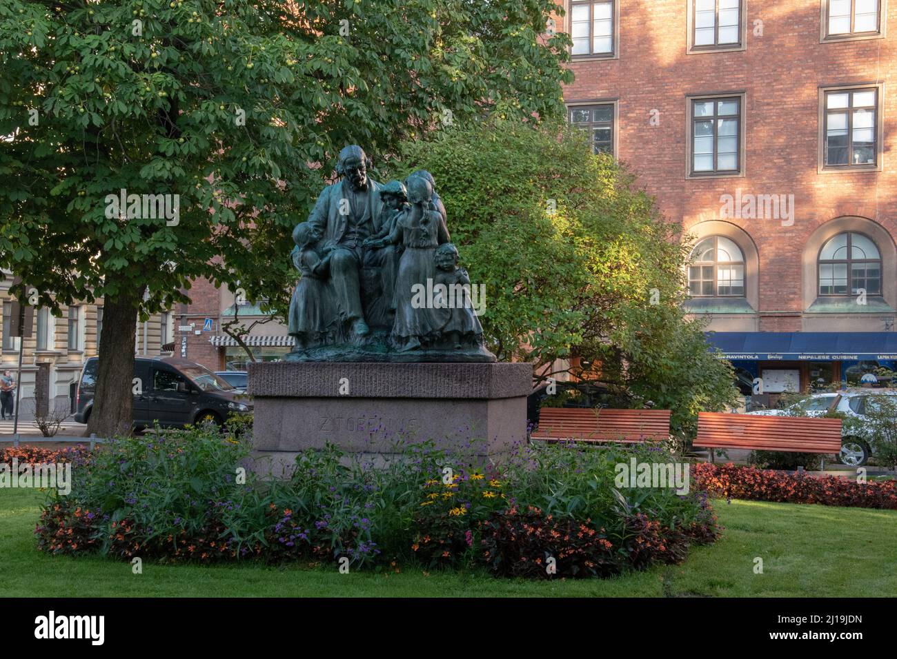 Topelius and Children di Ville Vallgren a Koulupuistikko Park, Ratakatu, Helsinki, Finlandia, settembre 18, 2018. Foto Stock