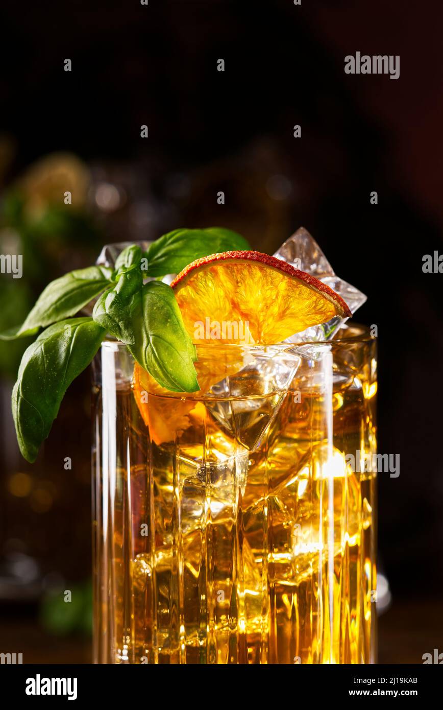 Bicchiere di lungo isola ghiaccio tè cocktail decorato con menta. Cuba Libre tasto basso Foto Stock