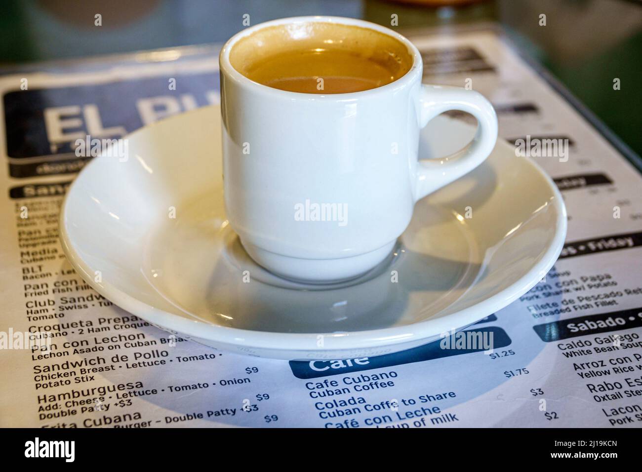 Little Havana Miami Florida Calle Ocho 8 8th Street Hispanic quartiere cubano quartiere storico El Pub ristorante interno caffè Cubano caffè Foto Stock