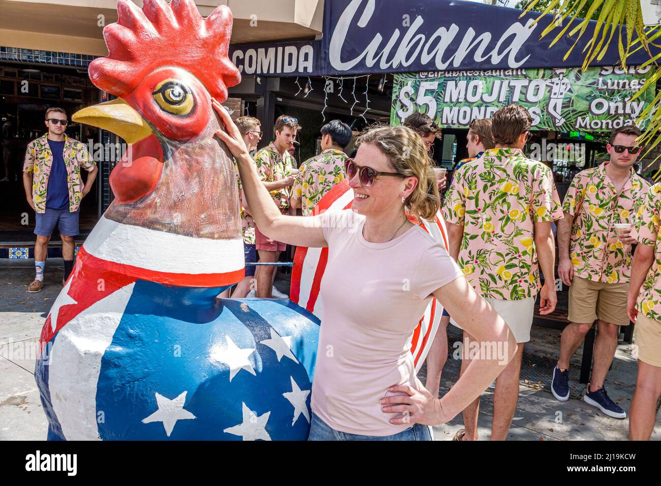 Little Havana Miami Florida Calle Ocho 8 8th Street Hispanic Cuban quartiere storico quartiere vetroresina gallo arte artwork donna posa foto ou Foto Stock