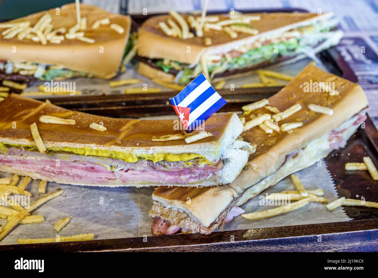 Little Havana Miami Florida Calle Ocho 8 8th Street Hispanic Cuban quartiere storico El Pub ristorante interno sandwich sandwich sandwich Foto Stock