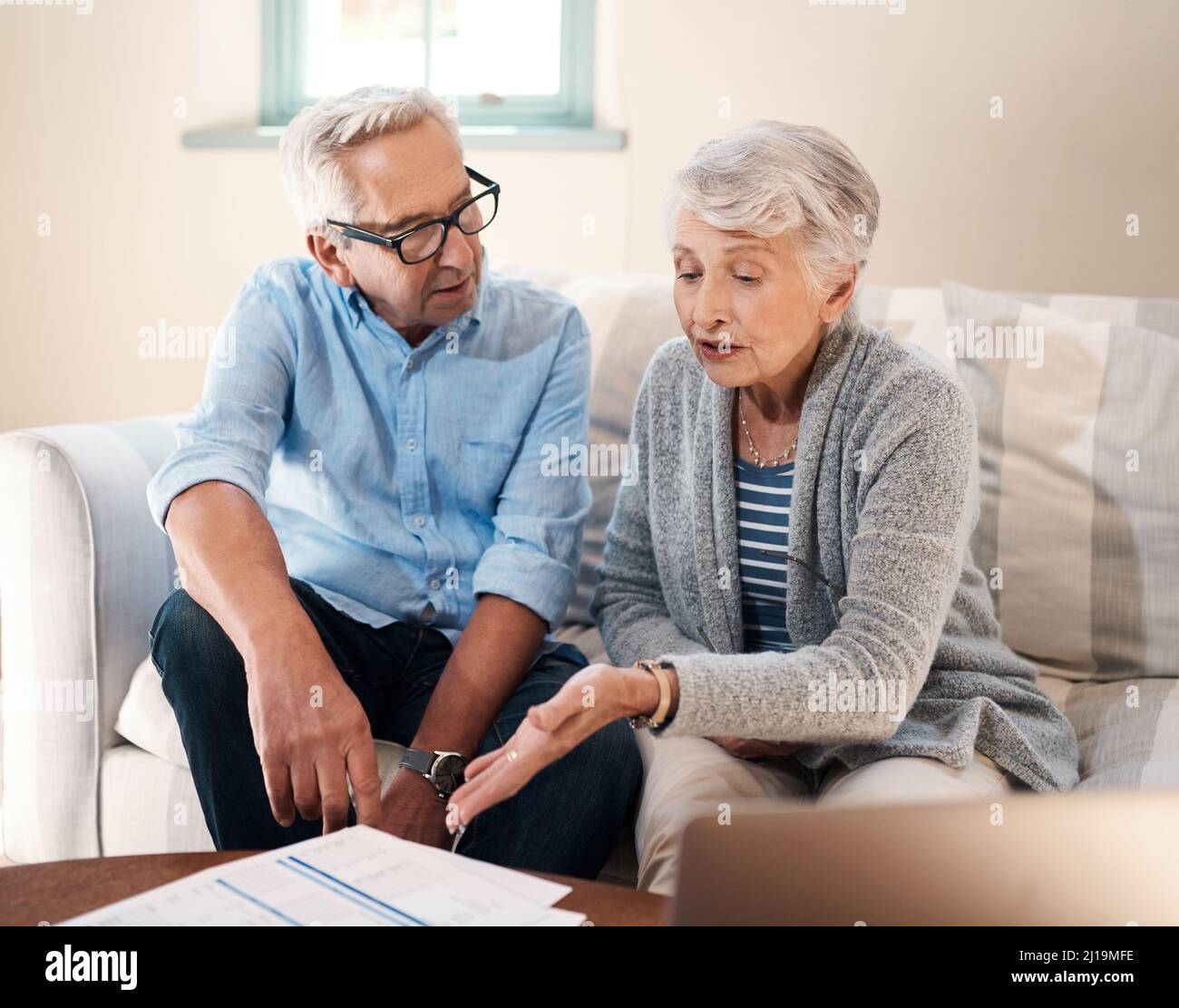 Il loro fondo pensionistico fornisce loro un reddito regolare. Colpo di una coppia anziana che passa attraverso il lavoro di ufficio nel paese. Foto Stock