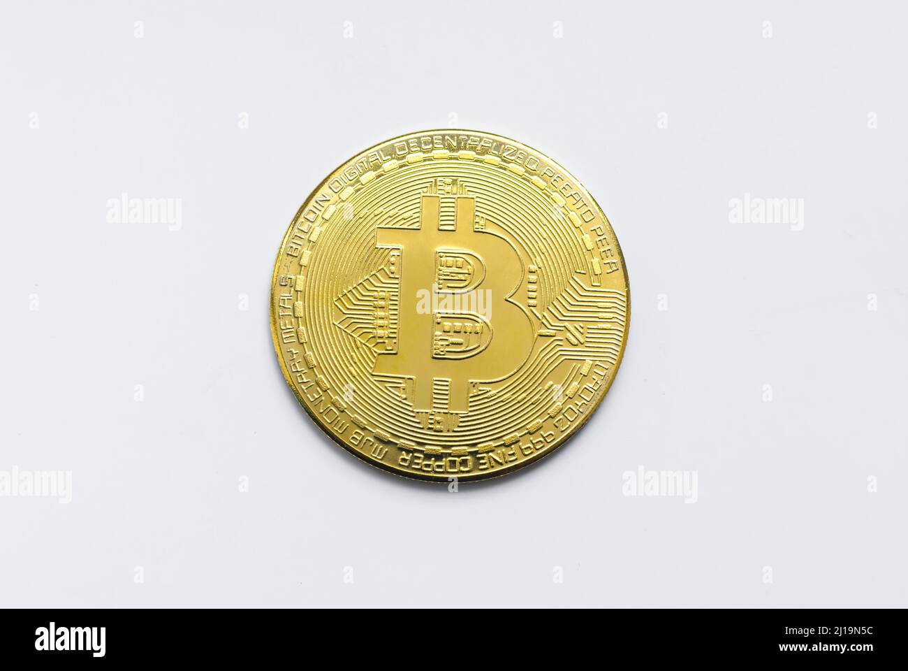 Bitcoin BTC criptovaluta monete d'oro su sfondo bianco, nuovo concetto di denaro virtuale. Tecnologia mineraria o blockchain Foto Stock