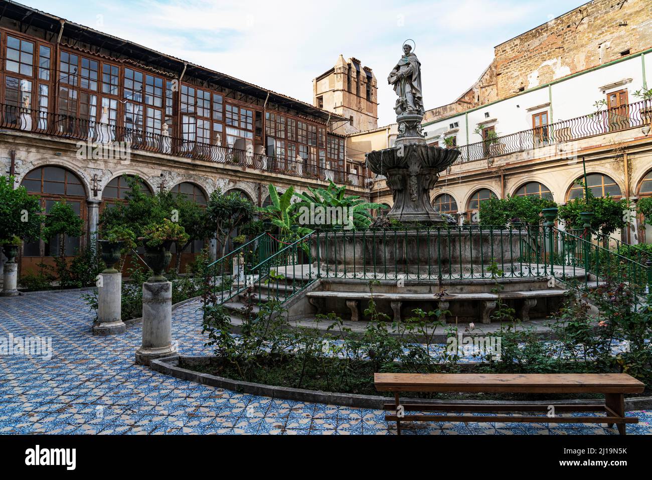 Cortile interno, fontana, Monastero di Santa Caterina, Palermo, Sicilia, Italia Foto Stock