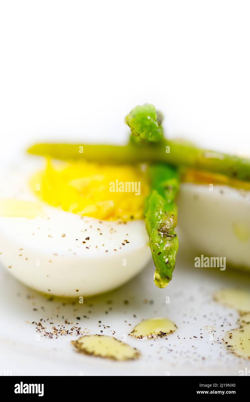 Asparagi freschi e uova bolliti con olio extra vergine di oliva Foto Stock