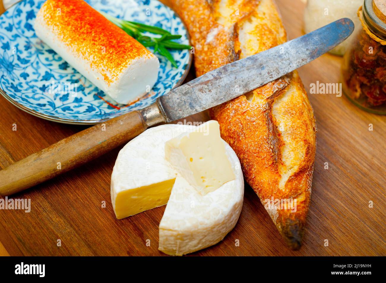 Taglierina del formaggio immagini e fotografie stock ad alta