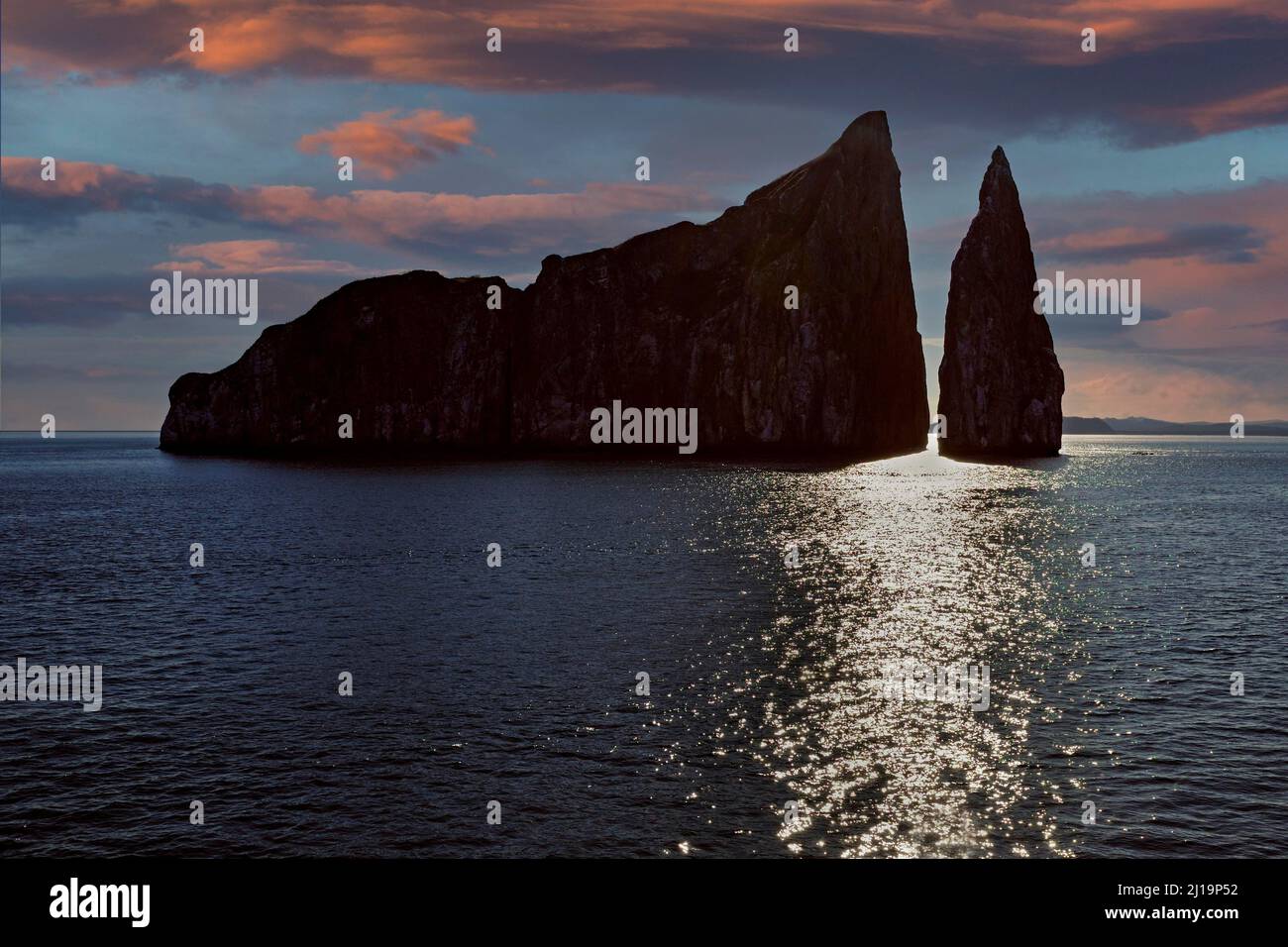 Kicker Rock al tramonto, vicino all'isola di San Cristobal, Galapagos, patrimonio dell'umanità dell'UNESCO, Ecuador Foto Stock