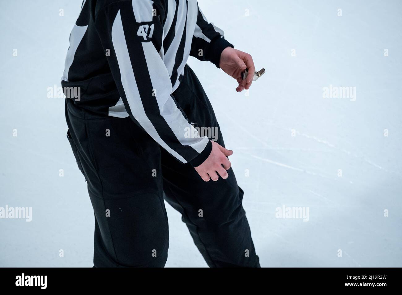 Helsinki / Finlandia - 22 MARZO 2022: Linesman hockey su ghiaccio che tiene un fischio e guarda la partita Foto Stock