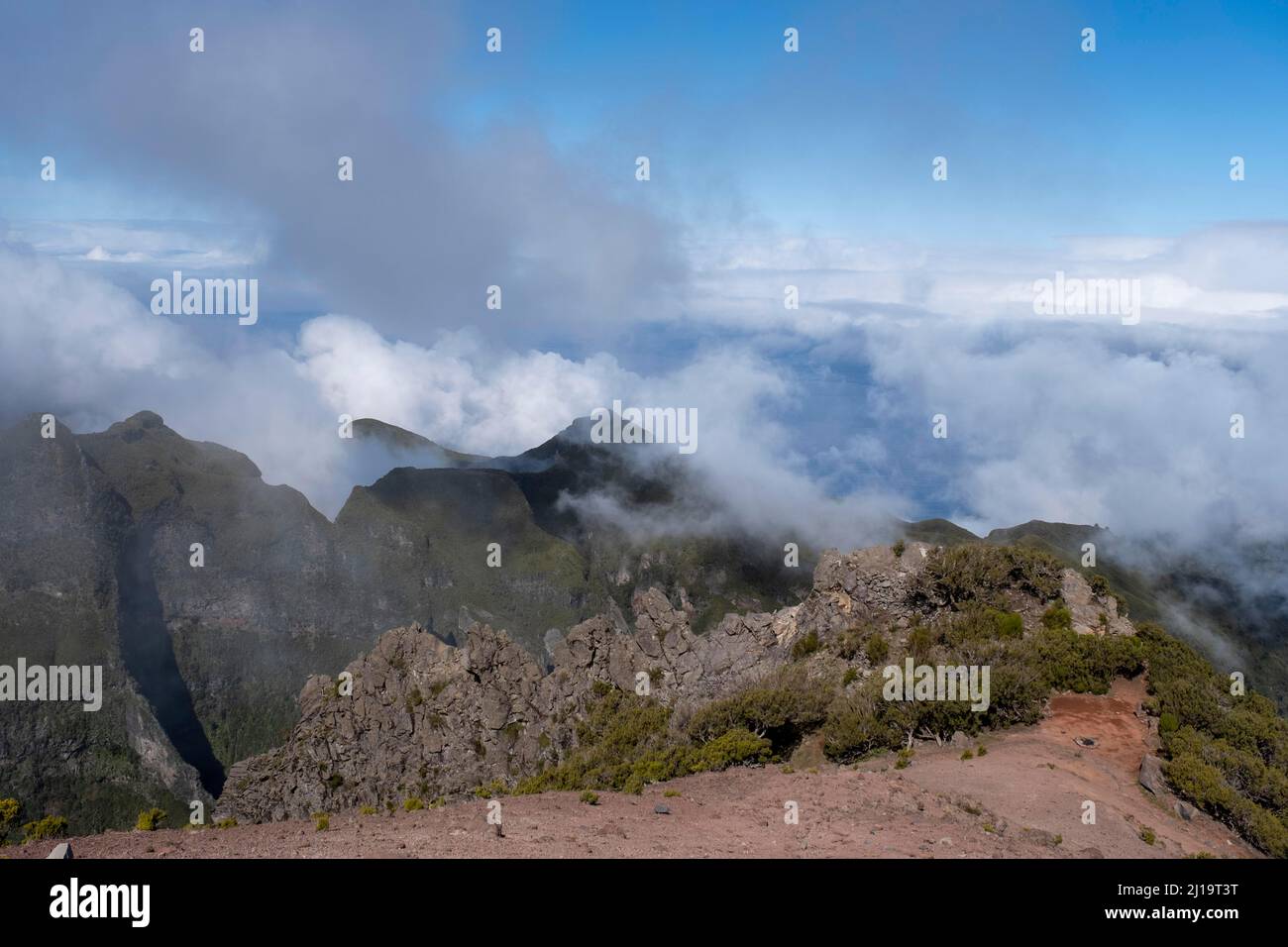 Vista e sentiero escursionistico fino alla cima di Pico Ruivo, Madeira, Portogallo Foto Stock