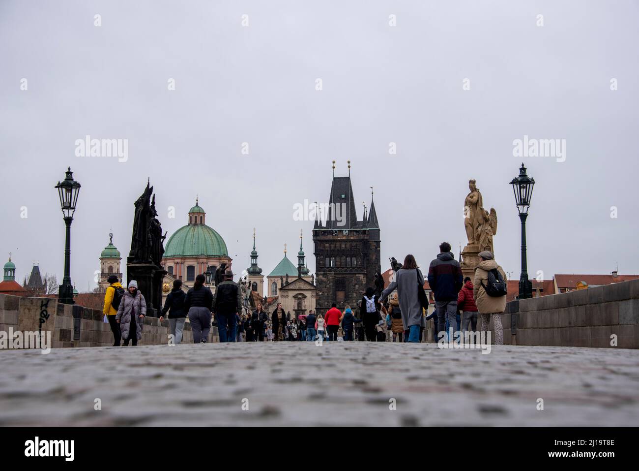 La gente sul Ponte Carlo a Praga Repubblica Ceca Foto Stock