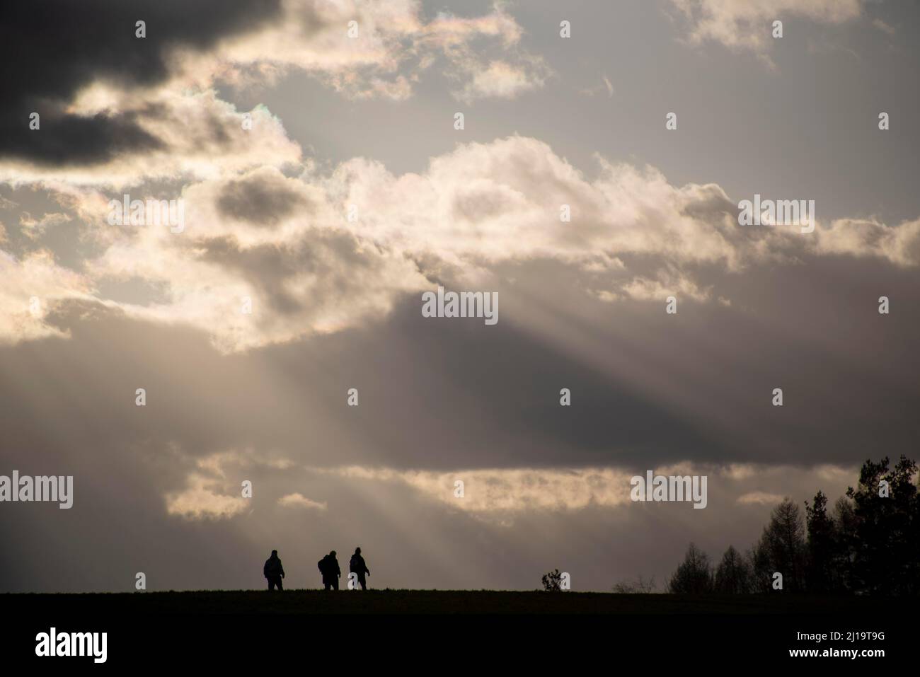 Passeggino, raggi del sole che si infrangono attraverso le nuvole, Pfaffendorf, Sassonia, Germania Foto Stock