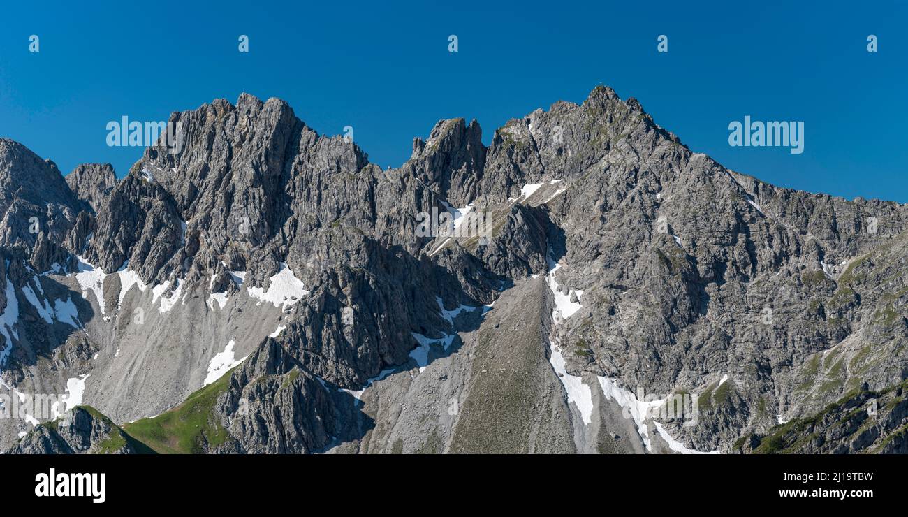 Panorama montano da Fellhorn, 2038m, a Hochgehrenspitze, 2251m e Walser Hammerspitze, 2170m, Allgaeu, Baviera, Germania Foto Stock