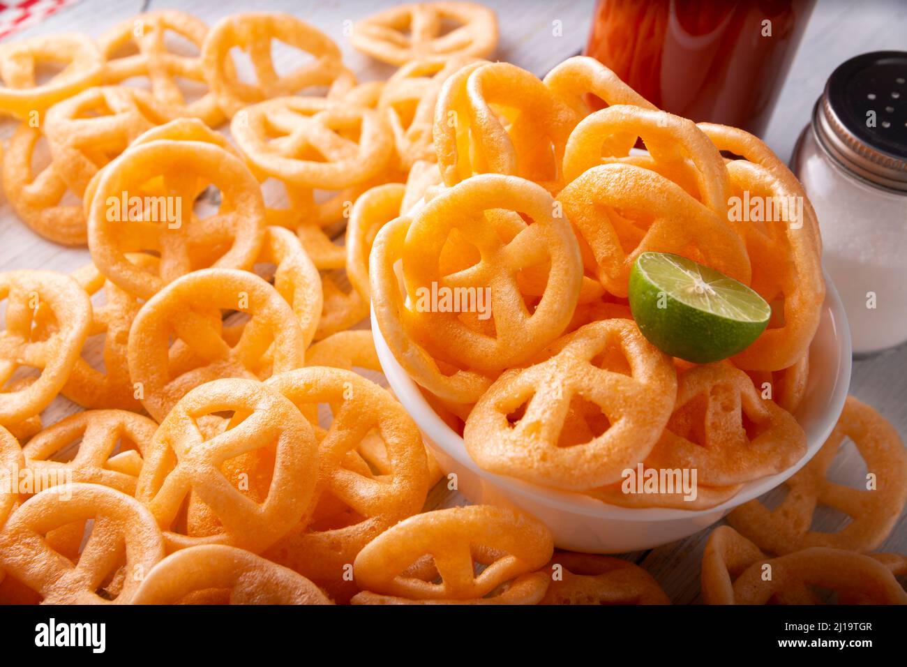 Chicharrones de Harina. Conosciuti anche come duros, duritos, ruote messicane del carro o pinnewheels, sono uno spuntino molto popolare fatto dalla farina, comunemente accom Foto Stock