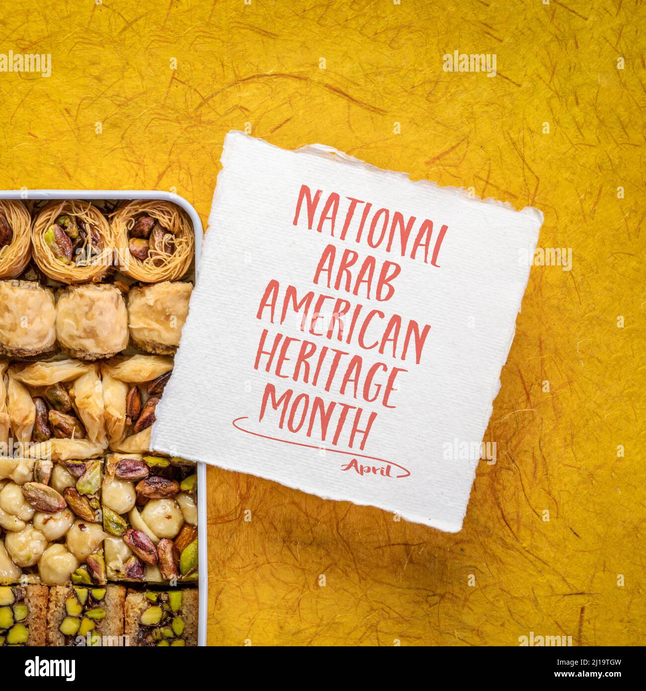 Aprile - National Arab American Heritage Month, nota di promemoria con una scatola di pasta tradizionale turca di baklava Foto Stock