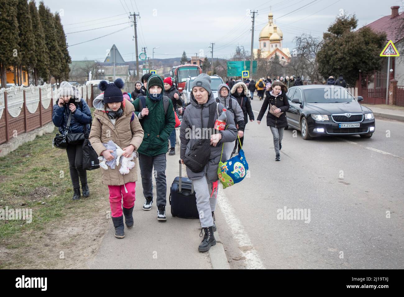 Rifugiati ucraini al confine, sulla strada per il confine una lunga fila di automobili si è formata di quasi 20 chilometri, i rifugiati sono per lo più a piedi Foto Stock