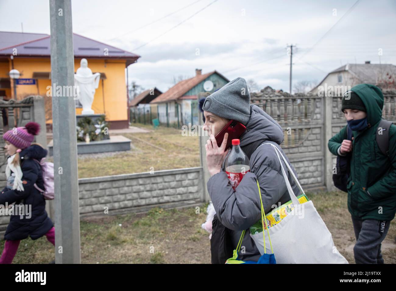 Rifugiati ucraini al confine, sulla strada per il confine una lunga fila di automobili si è formata di quasi 20 chilometri, i rifugiati sono per lo più a piedi Foto Stock