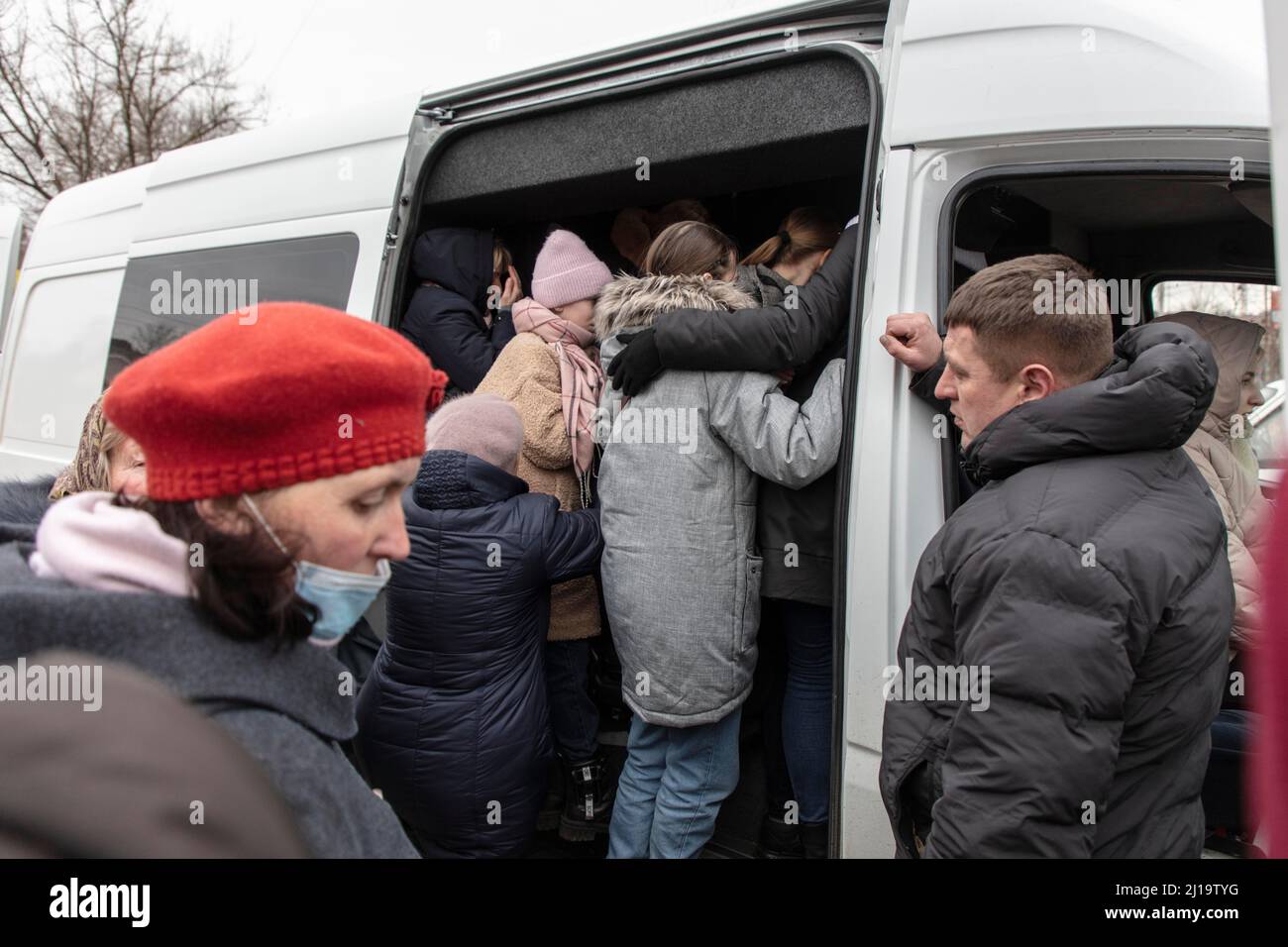 Rifugiati ucraini, una lunga fila di automobili di quasi 20 chilometri si è formata sulla strada per il confine, i rifugiati sono per lo più a piedi, minibus Foto Stock