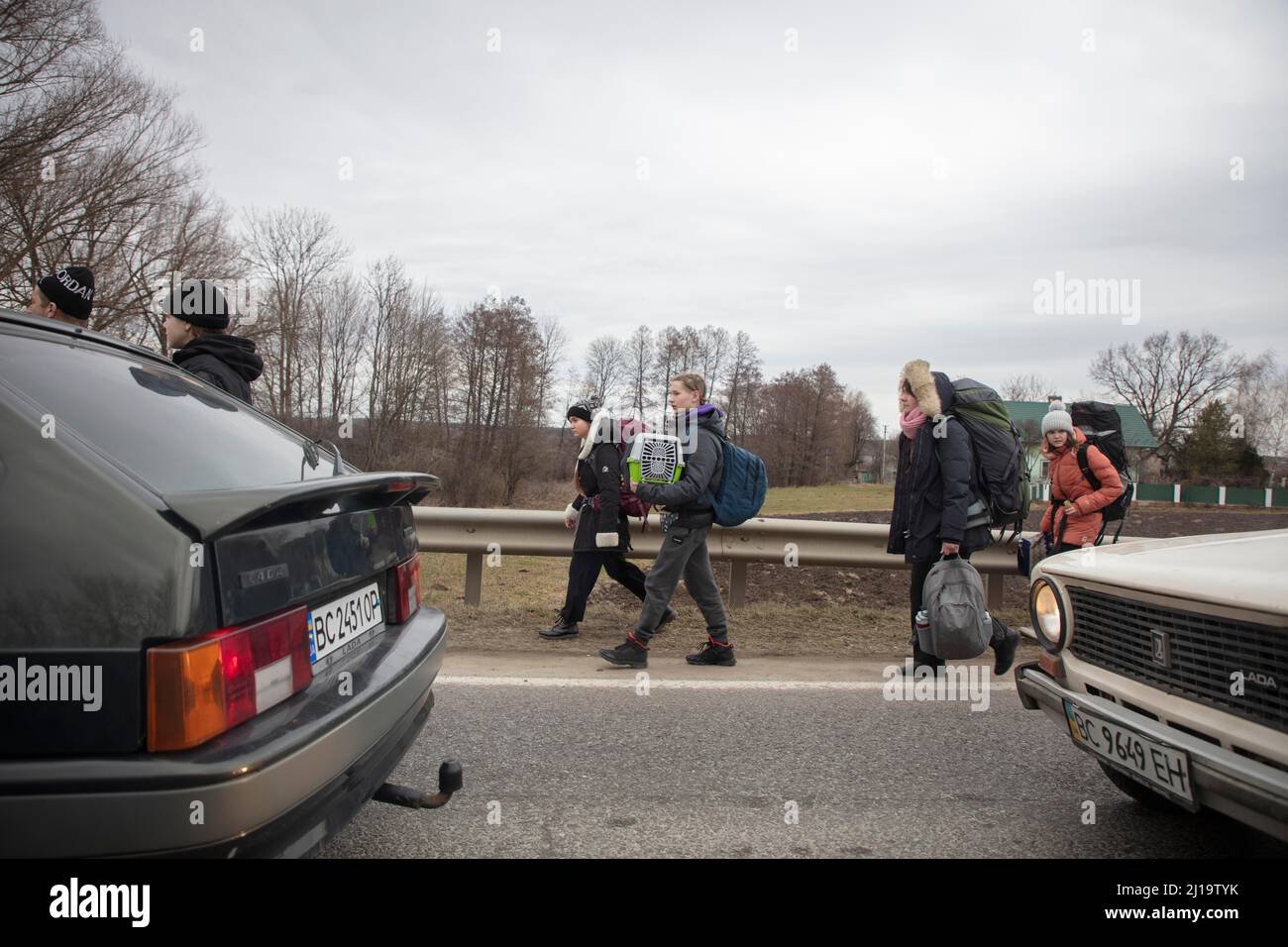 Rifugiati ucraini, sulla strada per il confine una lunga fila di automobili si è formata di quasi 20 chilometri, i rifugiati sono per lo più a piedi, Mostyska Foto Stock