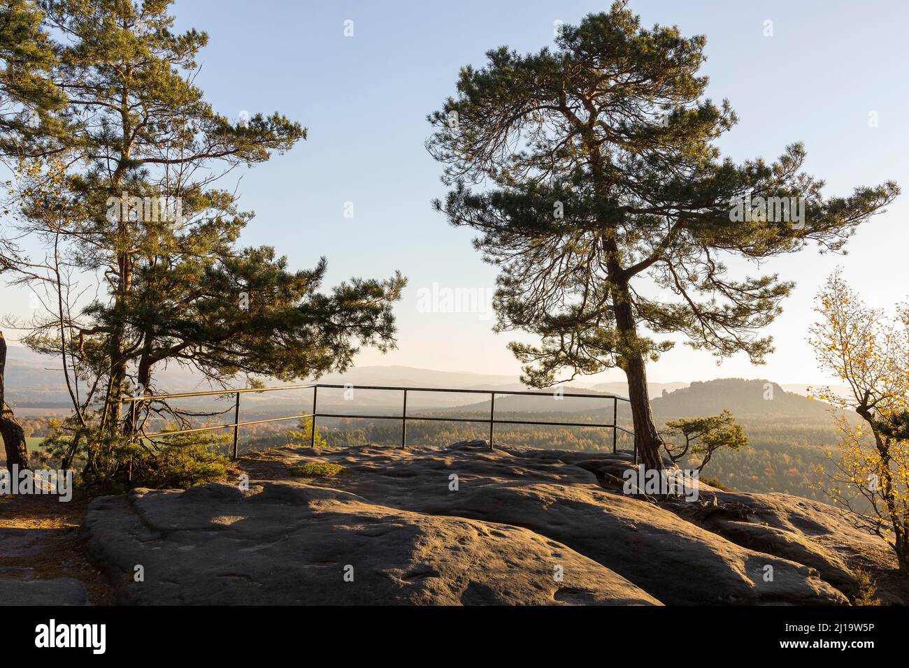 Piattaforma panoramica naturale sul Pfaffenstein all'alba, Gohrisch sullo sfondo, Parco Nazionale della Svizzera Sassonia, Sassonia, Germania Foto Stock