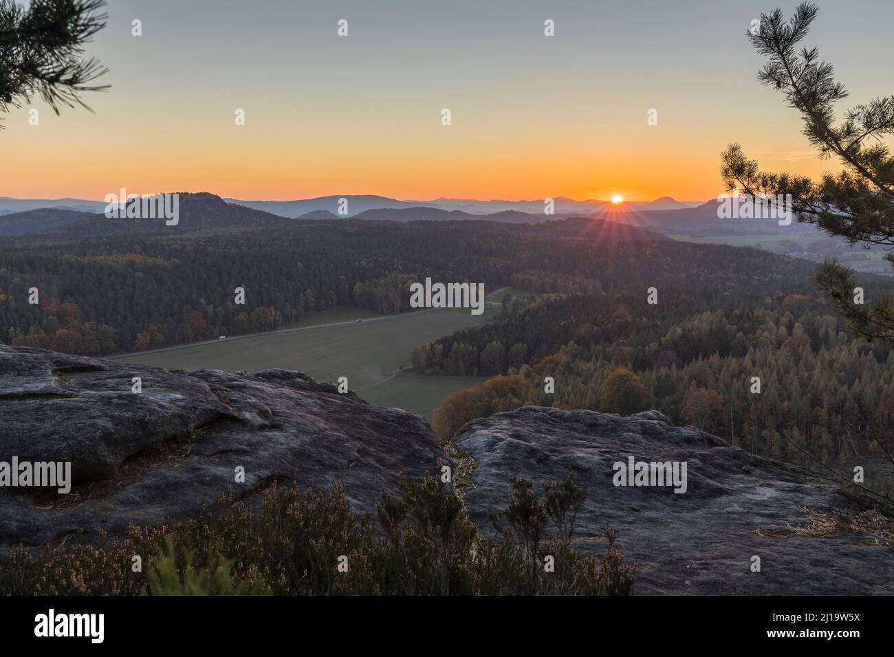 Rocce e punto panoramico su Pfaffenstein con vista sul monte Table Gohrisch all'alba, Parco Nazionale della Svizzera Sassonia, Sassonia, Germania Foto Stock