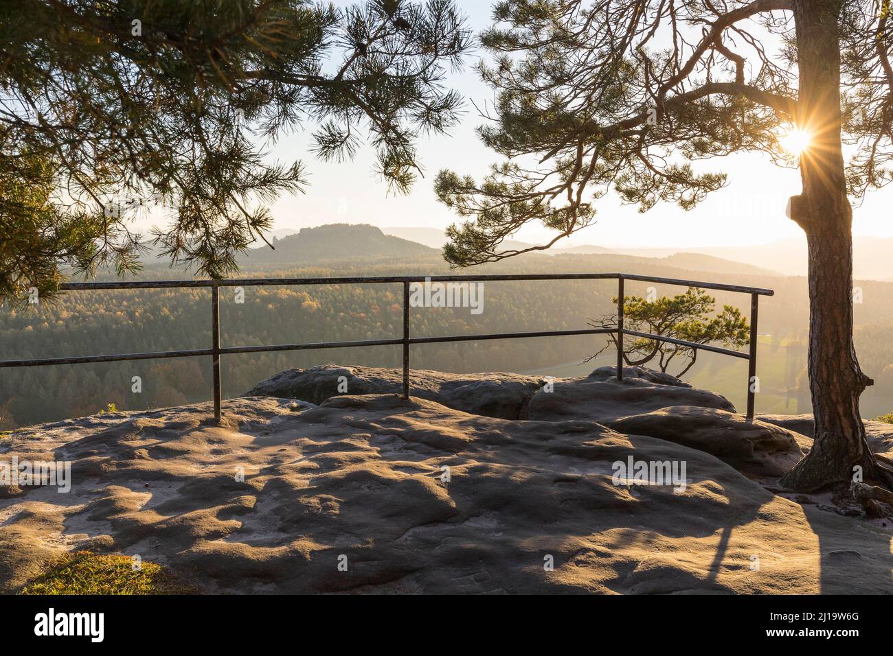 Piattaforma panoramica naturale sul Pfaffenstein all'alba, Gohrisch sullo sfondo, Parco Nazionale della Svizzera Sassonia, Sassonia, Germania Foto Stock