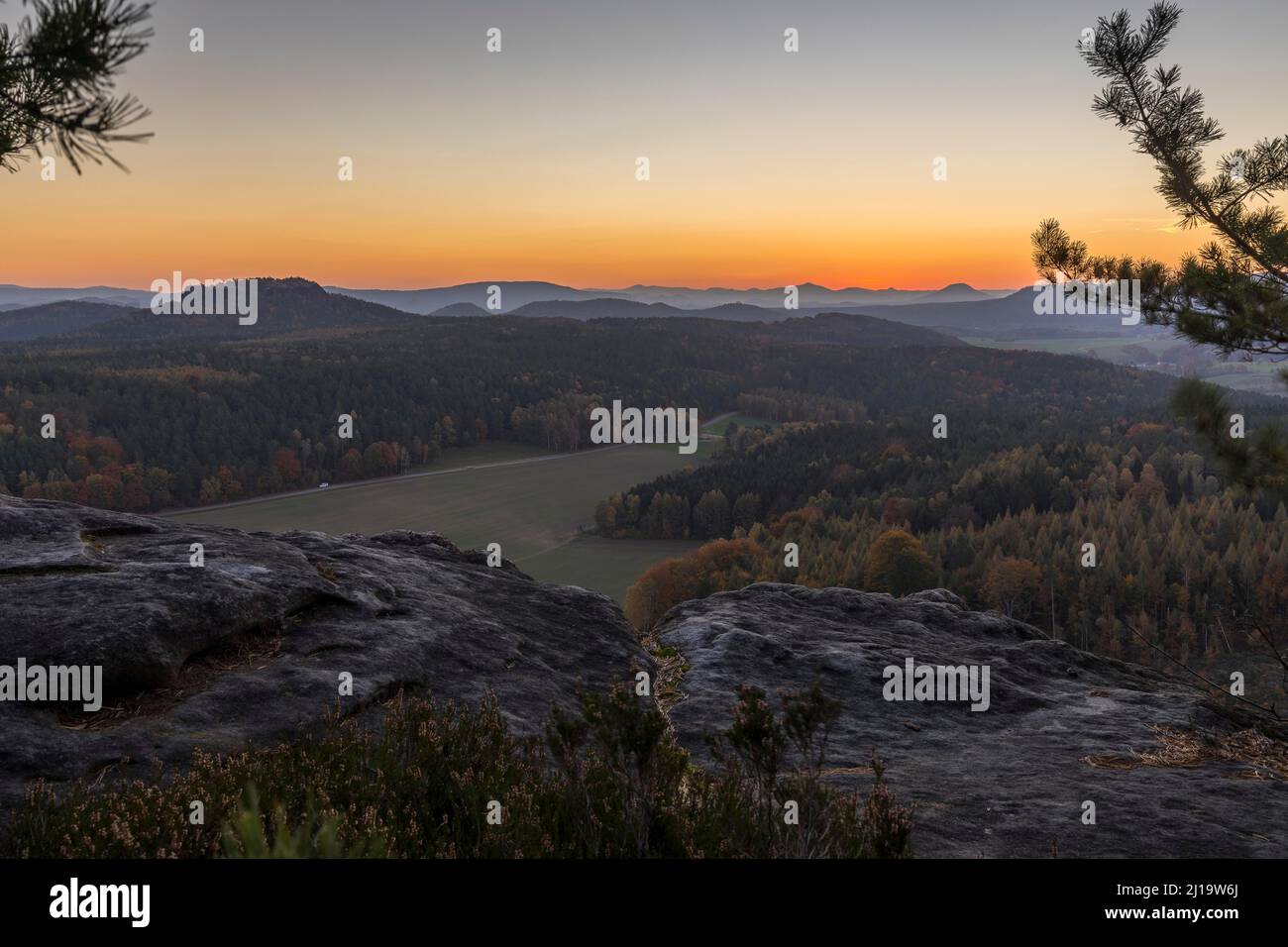 Rocce e punto panoramico su Pfaffenstein con vista sul monte Table Gohrisch all'alba, Parco Nazionale della Svizzera Sassonia, Sassonia, Germania Foto Stock