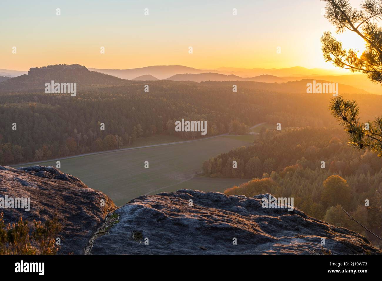 Rocce e punto panoramico su Pfaffenstein con vista sul monte Table Gohrisch all'alba, Parco Nazionale della Svizzera Sassonia, Sassonia, Germania Foto Stock