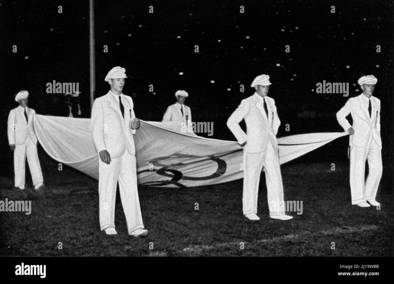 Il tessuto dell'Atlante della bandiera olimpica viene abbattere da cinque combattenti olimpici tedeschi, cerimonia di chiusura Foto Stock